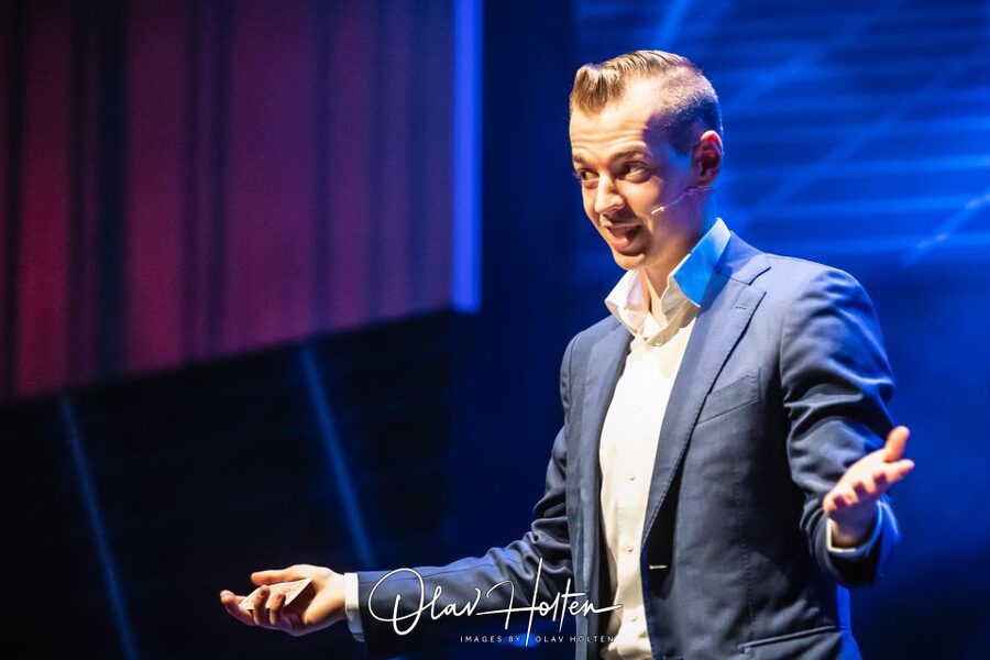 Amsterdam: Magic Show - A 105-minute stage program with two distinct halves