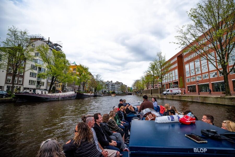 Amsterdam:Old City Canal Cruise with Live Guide and Open Bar - Setting off beside the HArt Museum