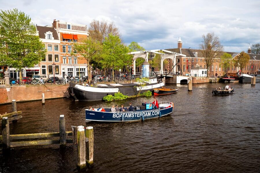 Amsterdam:Old City Canal Cruise with Live Guide and Open Bar - The historic bridges and floating homes
