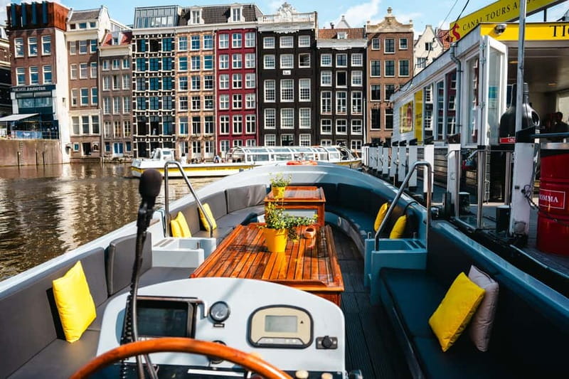 Amsterdam: Open Boat Tour of Canals with Expert Local Guide - What the guide adds to a one-hour ride