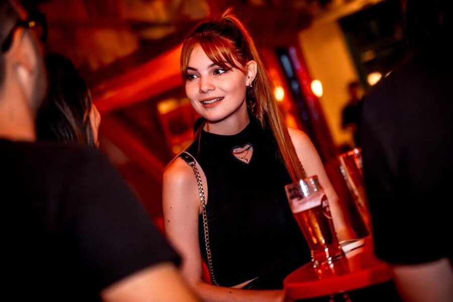 Amsterdam: Original Pub Crawl Party with VIP Entrance - Who will enjoy this most?