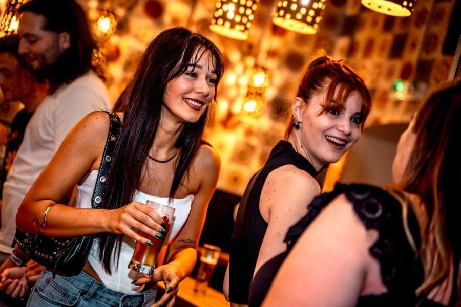Amsterdam: Original Pub Crawl Party with VIP Entrance - Clothing, ID, and other practical details