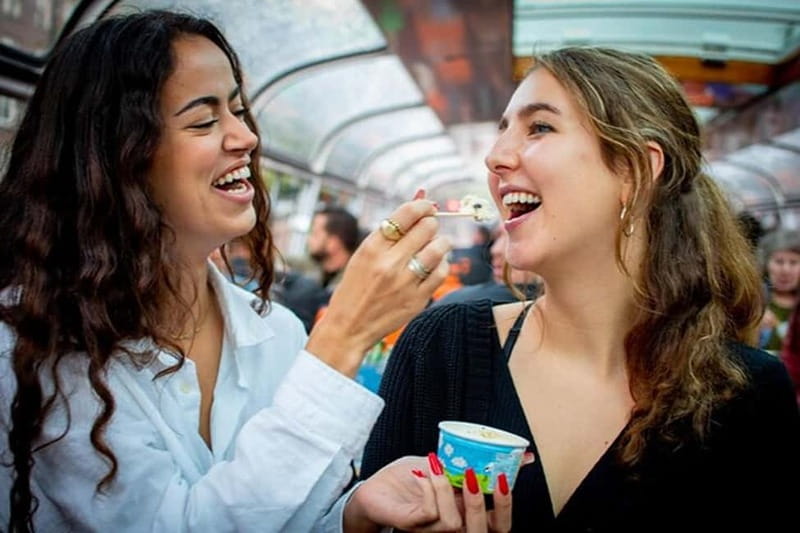 Amsterdam: Pizza Cruise with New York Pizza & Drinks - Unlimited drinks and the dessert finish