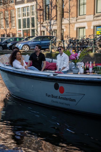 Amsterdam: Private Luxury Cruise with BBQ and Drinks - A private Amsterdam cruise with a party feel