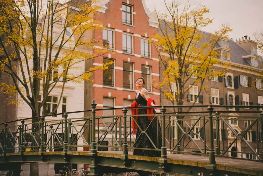 Amsterdam: Private Photoshoot for Couple, Family, or Solo - Makelaarsbruggetje: a quick bridge stop