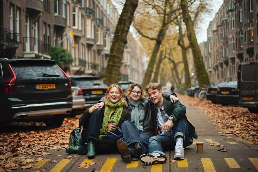 Amsterdam: Private Photoshoot for Couple, Family, or Solo - Raamgracht: ten minutes for more relaxed poses