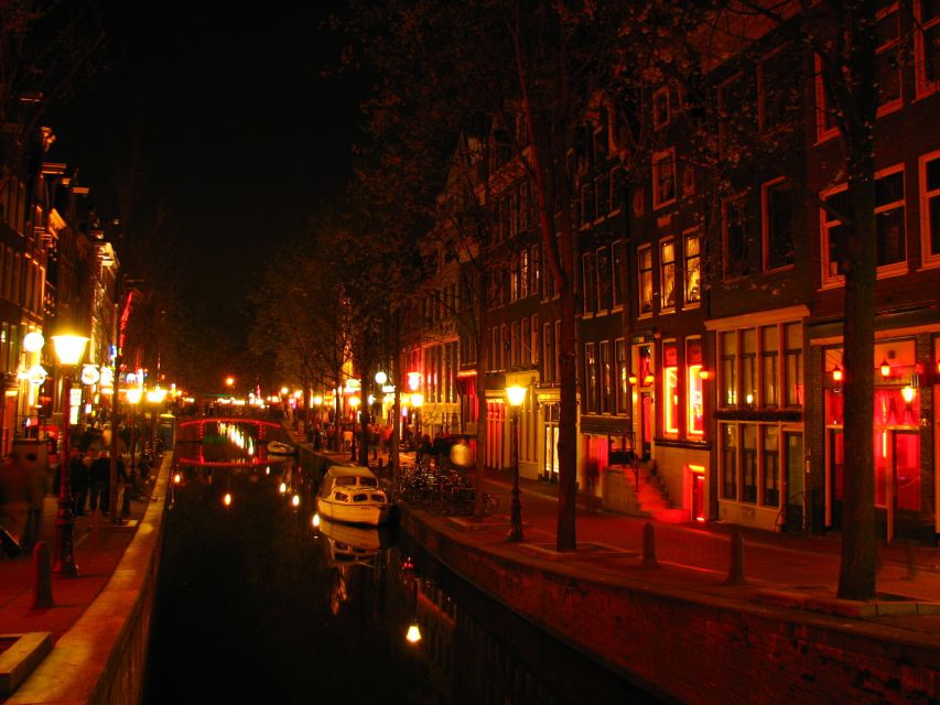 Amsterdam: Private Red Light District and Food Tour - Dam Square and the first look at central Amsterdam