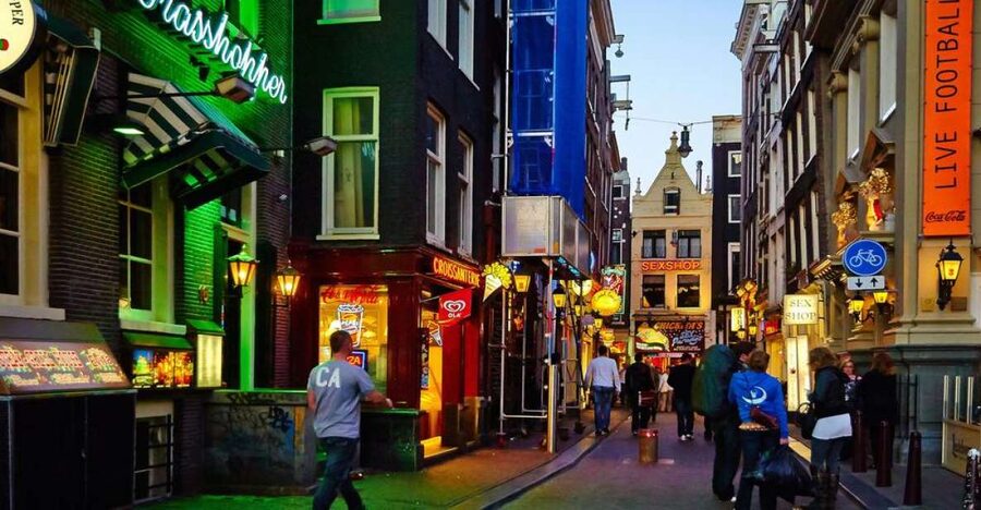 Amsterdam: Private Red Light District and Food Tour - Meeting near Central Station