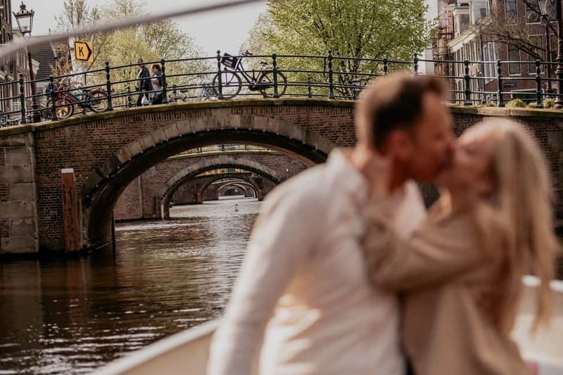 Amsterdam: Private Romantic Canal Cruise w. Prosecco/Snacks - Starting beside Huis Marseille on Keizersgracht