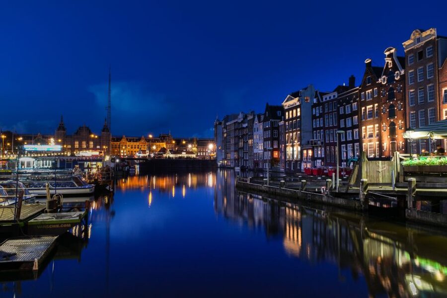 Amsterdam: Private Romantic Evening Boat Tour with Prosecco - Why Amsterdam Looks Better From the Water at Night