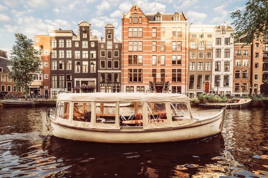 Amsterdam: Private Romantic Evening Boat Tour with Prosecco - Reguliersgracht and the Famous Bridge Views