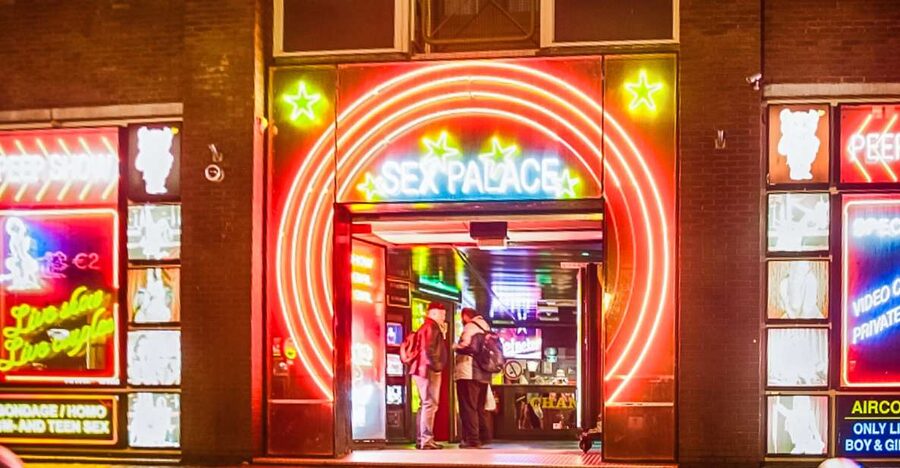 Amsterdam Red Light District & Coffee Shop Tour - Why a guided walk helps here