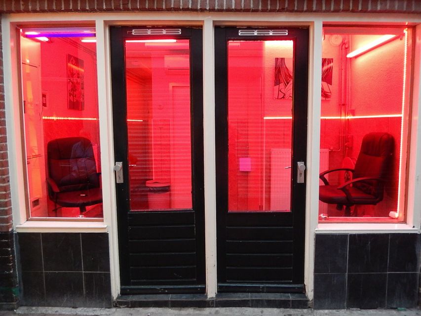 Amsterdam: Red Light District Exclusive Night Tour - Coffeeshops, smart shops, and the politics of tolerance