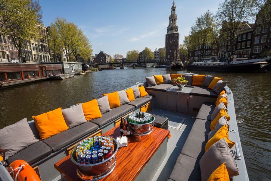 Amsterdam: Red-Light District Pub Crawl and Booze Boat Tour - The nightclub finish and what club entry includes