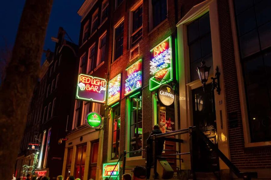Amsterdam: Red Light District Tour in German/English/Italian - The Oude Kerk and an unusual city-center contrast