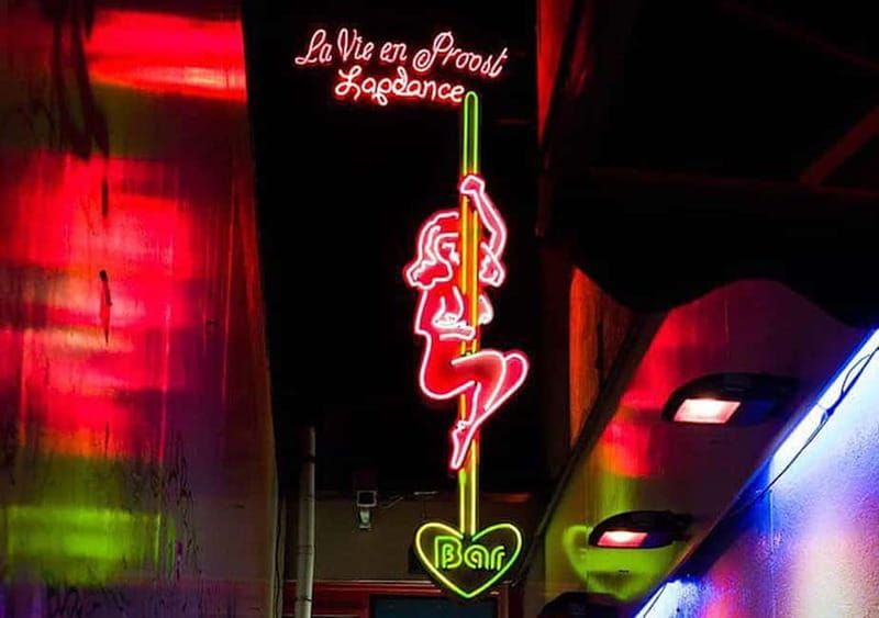 Amsterdam: Red Light District Tour in German/English/Italian - Chinatown, coffeeshop policy, and The Jolly Joker