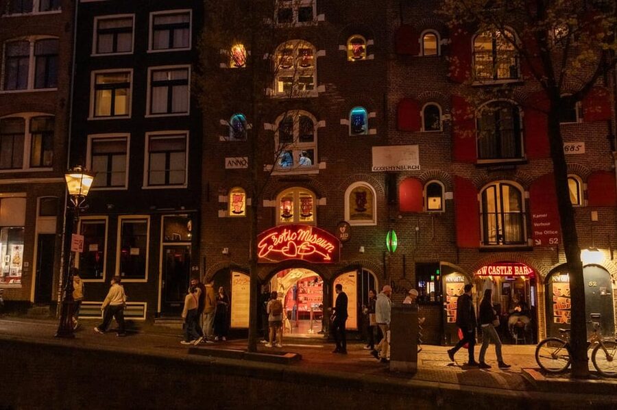 Amsterdam: Red Light Tour Exclusive + Peep Show - Why the four-person limit matters