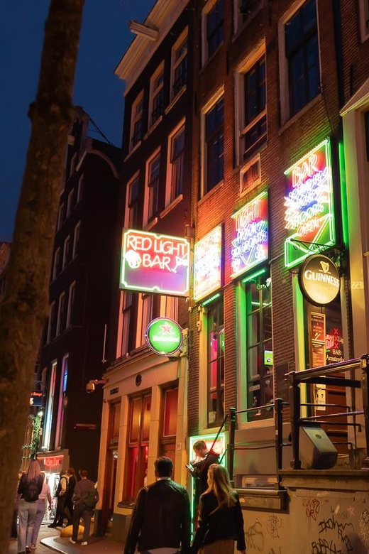 Amsterdam: Red Light Tour Exclusive + Peep Show - Meeting your guide at Dam Square