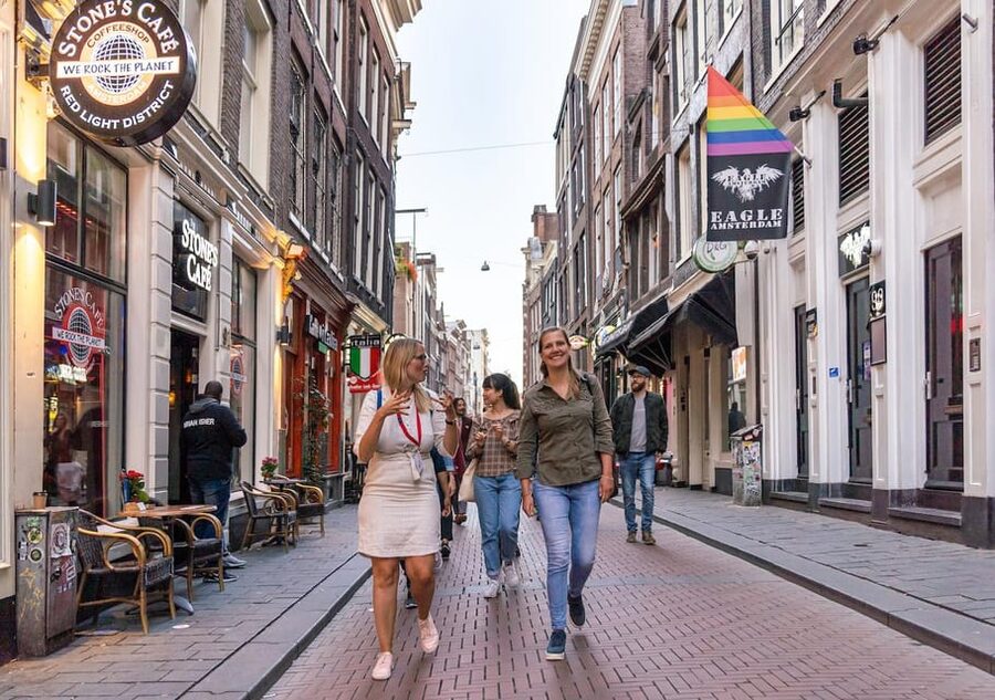 Amsterdam: Red Light Tour Exclusive + Peep Show - Dancing Houses and the bronze artwork