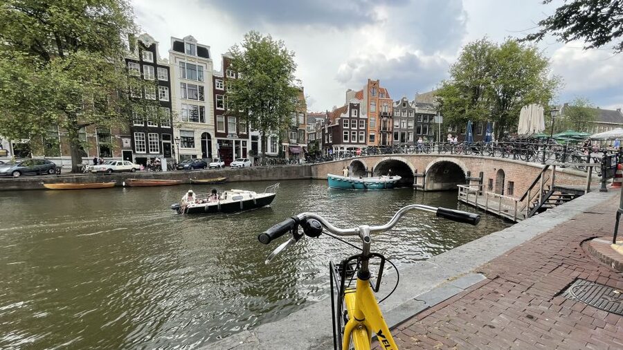 Amsterdam: Relaxed City Highlights Guided Bike Tour - The Magere Brug and the final canal views