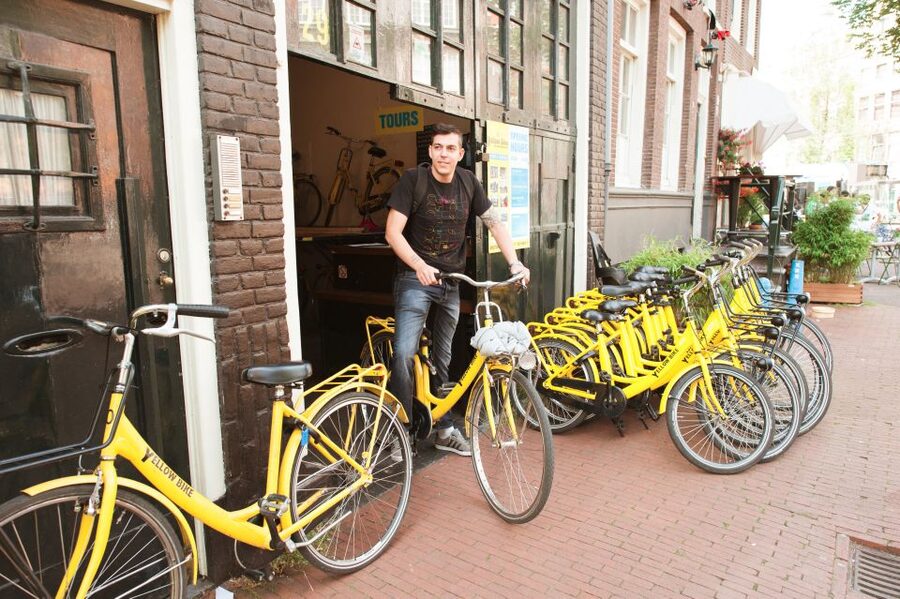 Amsterdam: Relaxed City Highlights Guided Bike Tour - What the guides add to the ride