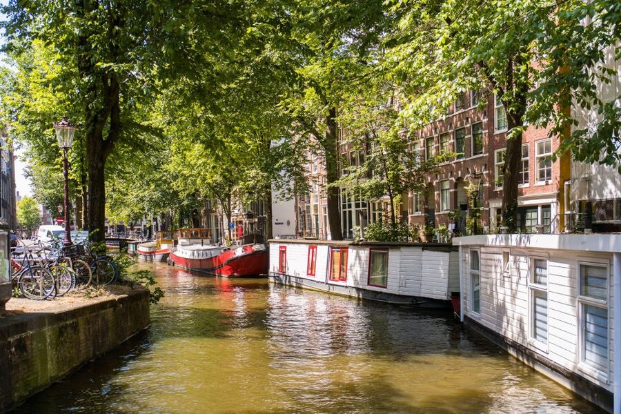 Amsterdam: Semi-Open Canal Boat Cruise - Following the historic center by water