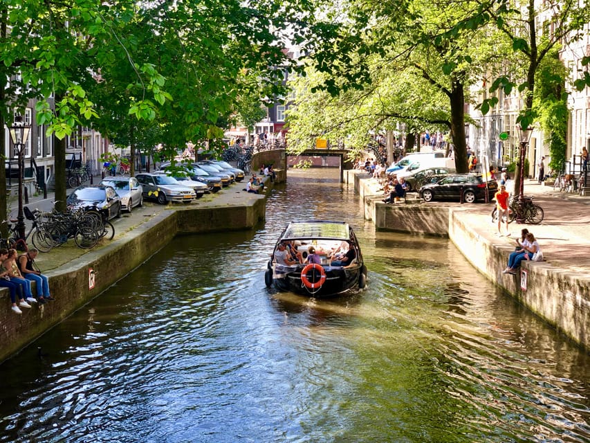 Amsterdam Small Group Canal Cruise inc Snacks/Drinks Winter - Dutch snacks turn the cruise into a tasting