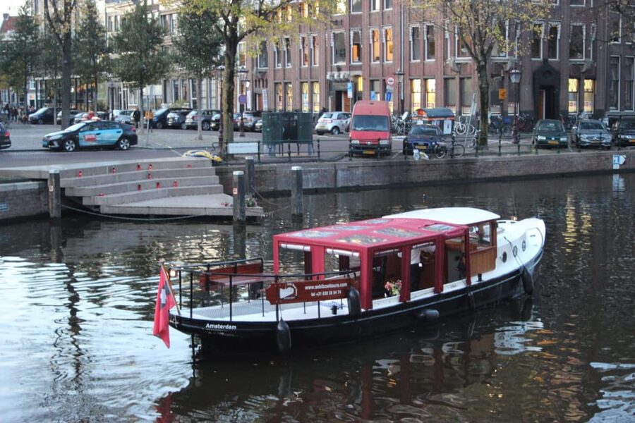 Amsterdam: Small-Group Canal Cruise incl. Drinks and Snacks - Key points about the Giuliana cruise