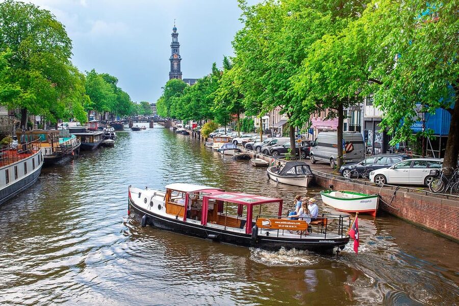 Amsterdam: Small-Group Canal Cruise incl. Drinks and Snacks - Starting at Keizersgracht 196