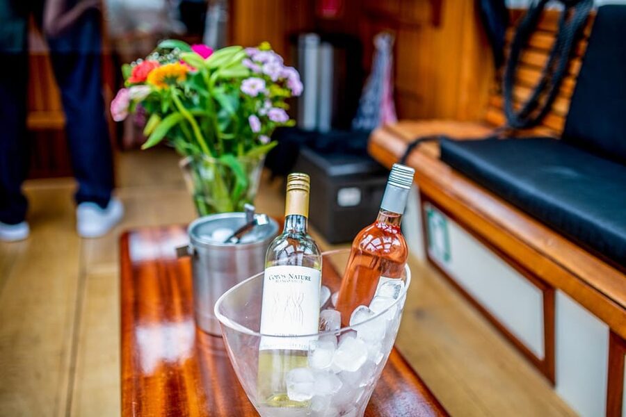 Amsterdam: Small-Group Canal Cruise incl. Drinks and Snacks - Dutch snacks, hot bites, and a full drinks menu