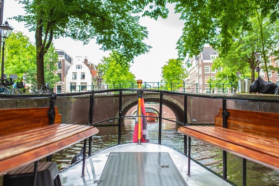 Amsterdam: Small-Group Canal Cruise incl. Drinks and Snacks - Through the Grachtengordel and Prinsengracht