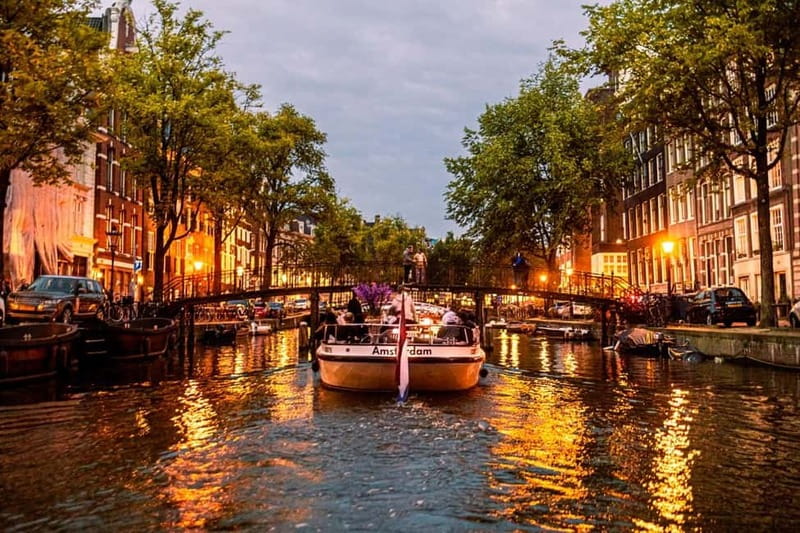 Amsterdam: The Bulldog Boat Smoke and Booze Cruise - Daylight, sunset, or evening departure?