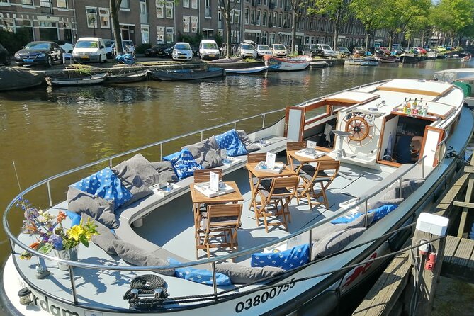 Amsterdam The Bulldog Boat Smoke Friendly Cruise + 2 drinks - Who should book the Bulldog Boat?