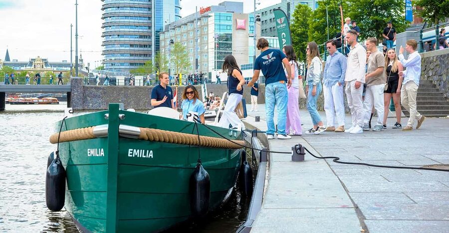 Amsterdam: The Newest Canal Cruise with Drink Option - Setting out through the canal belt