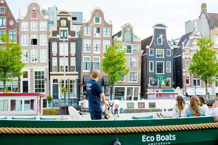 Amsterdam: The Newest Canal Cruise with Drink Option - The guide style and language options