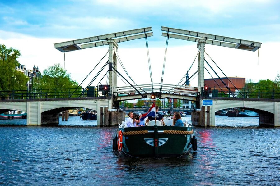 Amsterdam: The Newest Canal Cruise with Drink Option - Finding the Eco Boats meeting point at Central Station