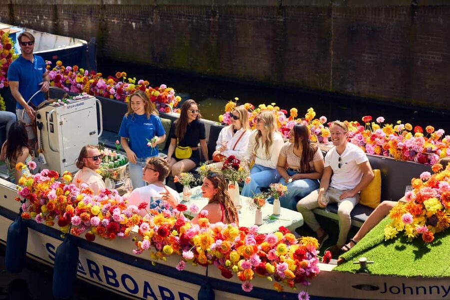 Amsterdam: The Original Flower Boat with Local Guide and Bar - The guides set the mood