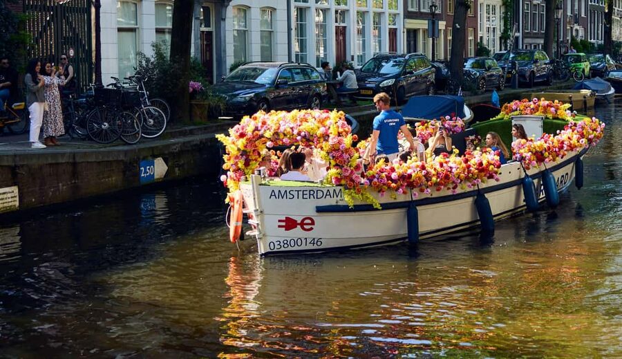 Amsterdam: The Original Flower Boat with Local Guide and Bar - Herengracht, 20 minutes of canal scenery