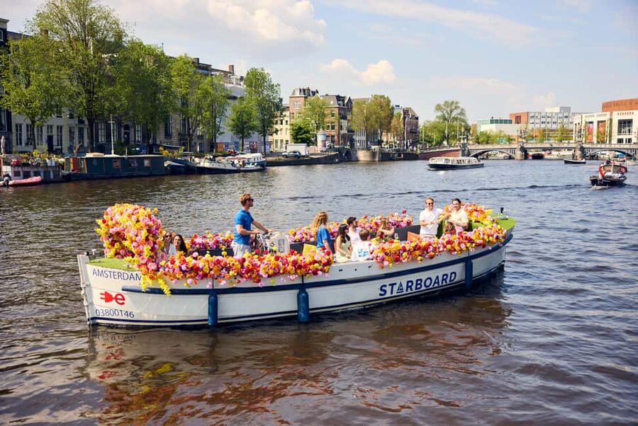 Amsterdam: The Original Flower Boat with Local Guide and Bar - Prinsengracht, 15 minutes among classic views