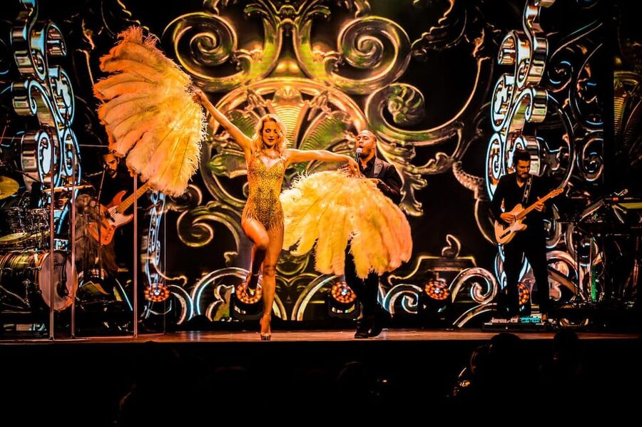 Amsterdam: VEGAS Dinner Show with 3-Course Sharing Menu - The performers and the magic program
