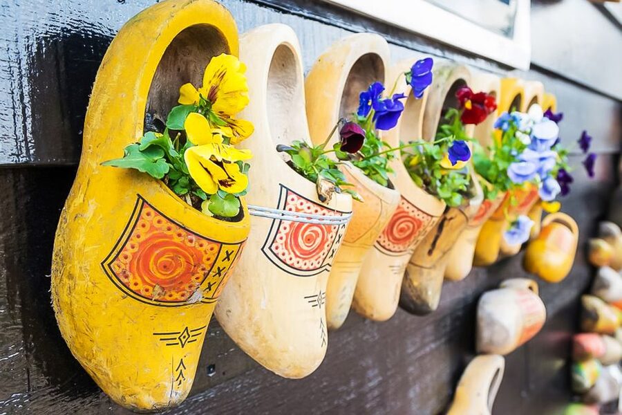 Amsterdam: Zaanse Schans, Edam, Volendam & Marken Bus Tour - Volendam: the liveliest harbor stop