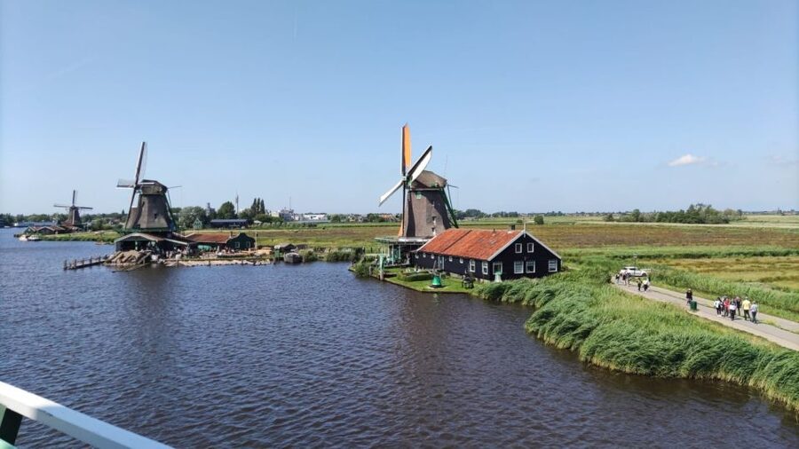 Amsterdam: Zaanse Schans Windmills Bike Tour with Guide - Starting with the bicycle and guide