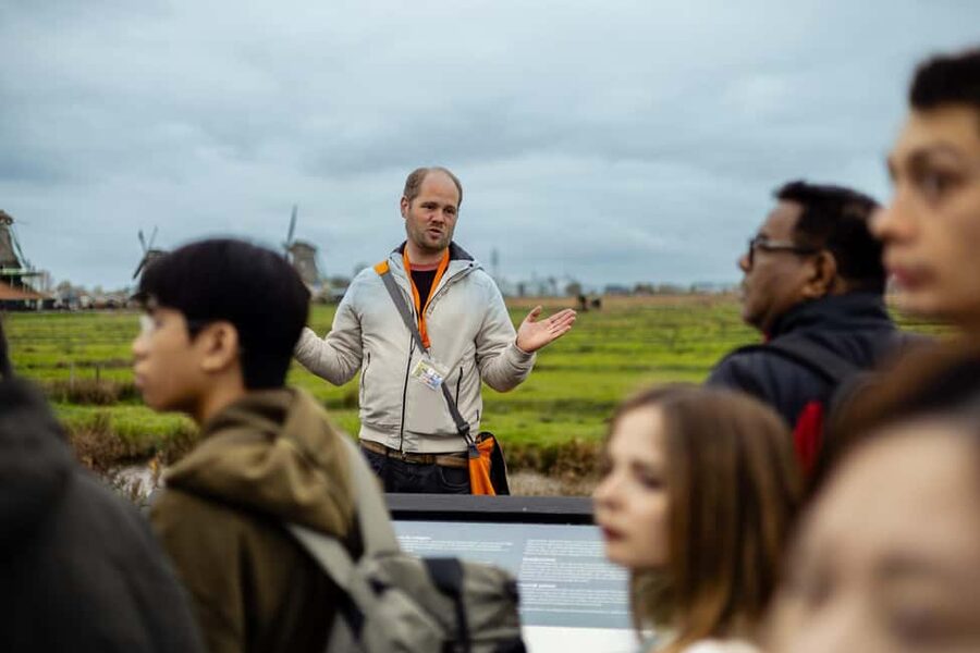 Amsterdam: Zaanse Schans windmills & Volendam Guided Tour - What the five-hour schedule feels like