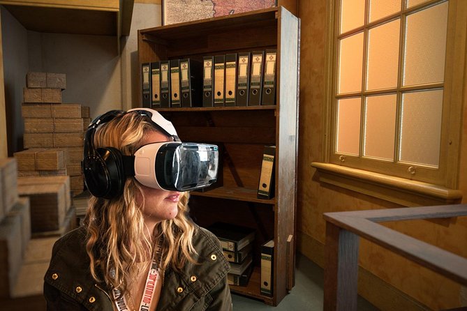 Anne Frank's Last Walk & See Anne Frank House in Virtual Reality - Walking Prinsengracht’s Canal Houses and Houseboats