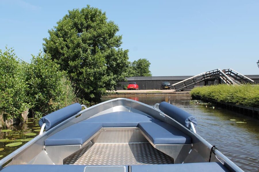 Boatrental 2 Hours 8 Person with Steeringwheel and cushions - Starting at Zuiderpad 14a