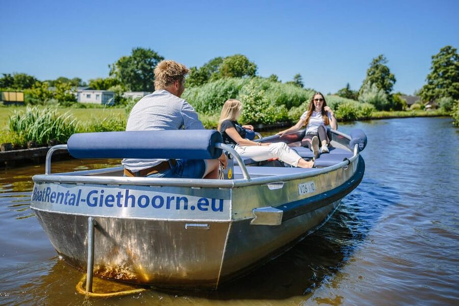 Boatrental 2 Hours 8 Person with Steeringwheel and cushions - Through Giethoorn’s canals