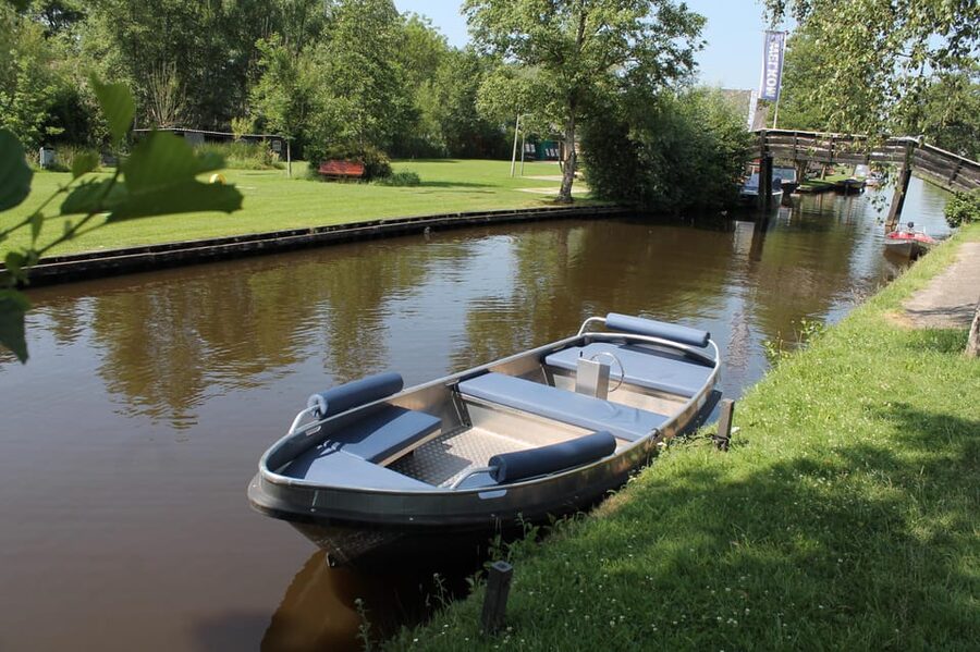 Boatrental 2 Hours 8 Person with Steeringwheel and cushions - Reaching Bovenwijde