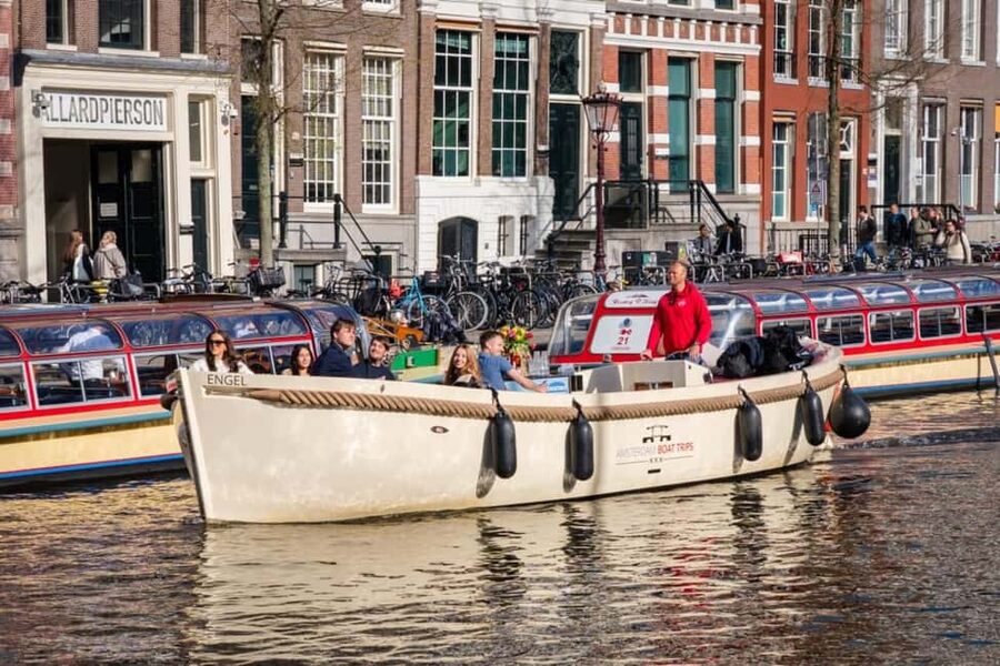 CHEESE AND DRINKS TOUR: A TASTE OF AMSTERDAM ON THE CANALS - Stopera and the Herengracht