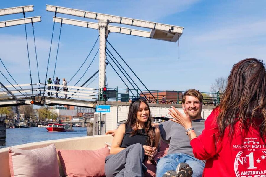 CHEESE AND DRINKS TOUR: A TASTE OF AMSTERDAM ON THE CANALS - Skinny Bridge and the Munttoren