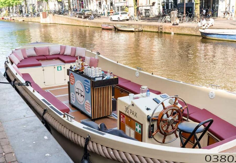 CHEESE AND DRINKS TOUR: A TASTE OF AMSTERDAM ON THE CANALS - Grimburgwal and the return through the old center
